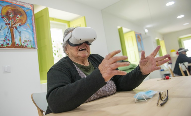 idosos-de-alpedriz-espreitam-o-mundo-atraves-da-realidade-virtual
