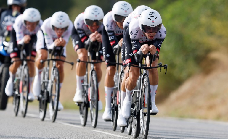 vuelta-joao-almeida-sobe-ao-3o-lugar-apos-vitoria-da-uae-team-emirates-no-contra-relogio