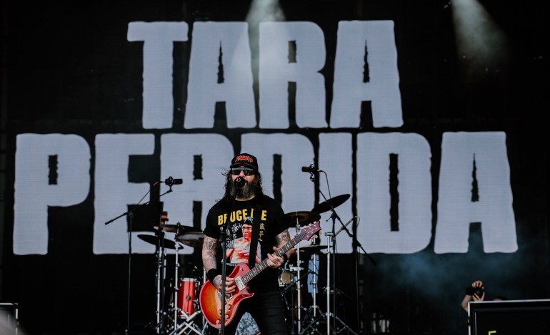 pluto-e-tara-perdida-lideram-cartaz-do-pigs-rock