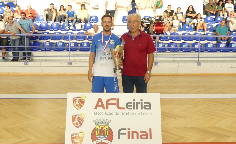 CCRD Burinhosa festejou a conquista da primeira Taça de Honra de futsal masculino