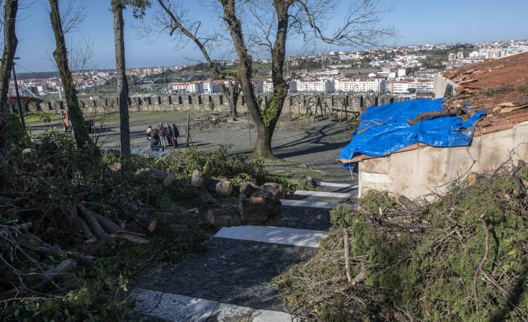 A cobertura da Casa do Guarda sofreu danos provocados pela queda de uma árvore