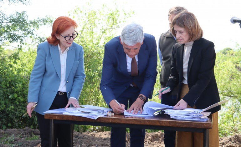 camara-de-ourem-assina-contrato-programa-para-receber-apoio-na-reparacao-da-ribeira-de-seica