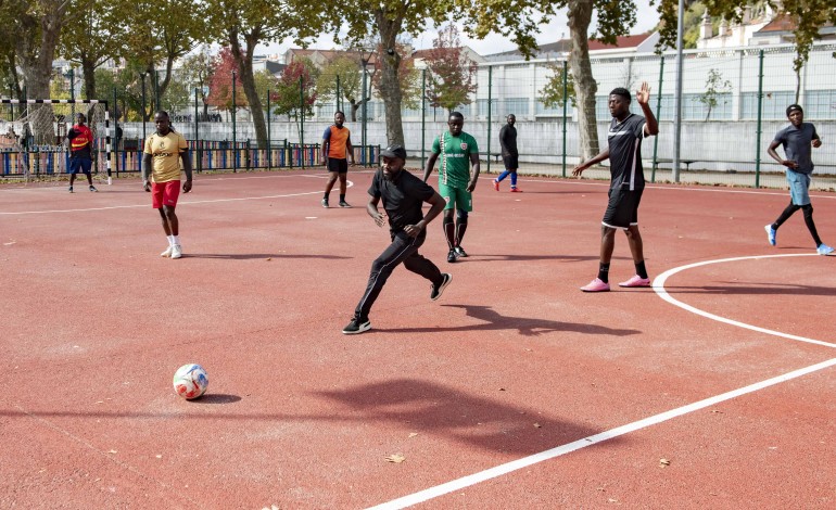 A vida no Parque do Avião acorda a diferentes velocidades, com as famílias a darem lugar aos grupos de desporto colectivo