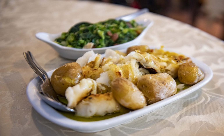 O bacalhau estava bem tratado, as migas tinham sabor e a batata estava no ponto