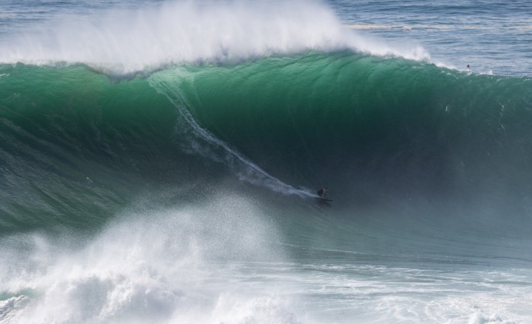 a-mais-perigosa-onda-do-planeta-fez-do-surf-um-desporto-colectivo-7809