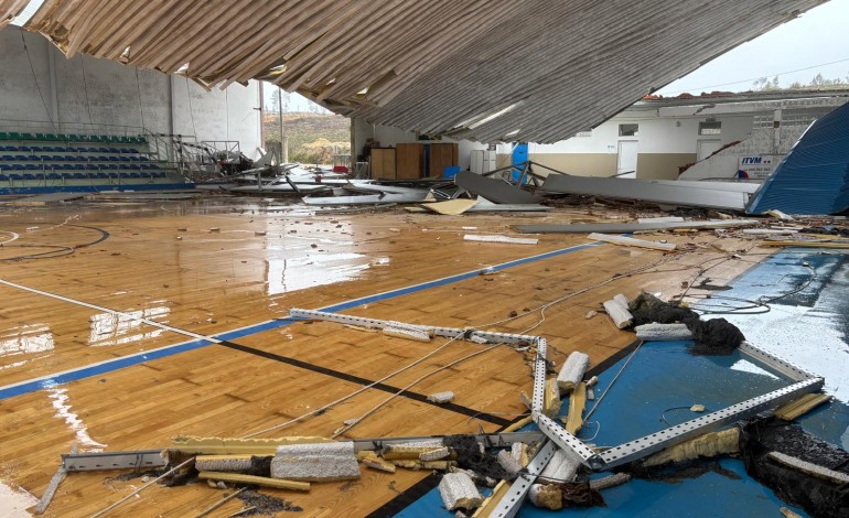 amarense-anda-com-a-casa-as-costas-e-treina-onde-pode-para-subir-de-divisao