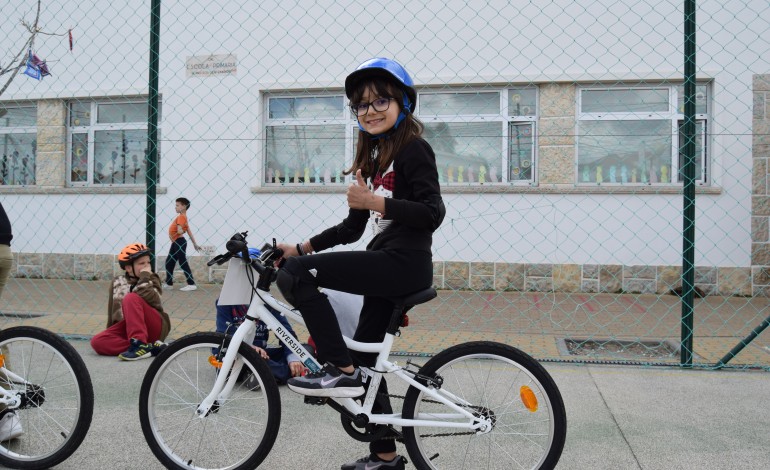 Vasco  Bernardo, Mateus Coelho e Francesca  Fonseca  contam que estão a adorar as novas aulas de bicicleta na escola