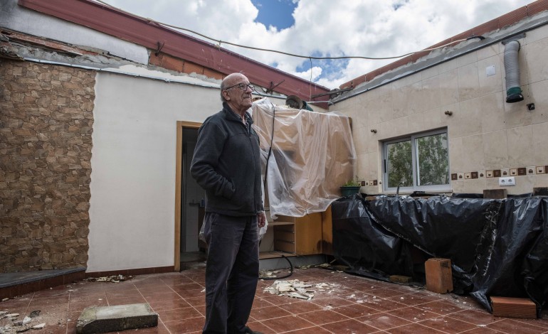 Na Moita, António continua à espera de ver a casa com telhado; AEIB teve uma redução de 60% na sua produção; EGFA treina no Jardim Fraldinhas, pequeno para os 115 atletas