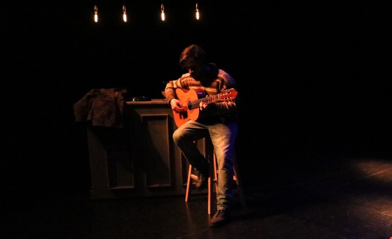 o-homem-da-guitarra-de-jan-fosse-em-reposicao-no-teatro-da-rainha