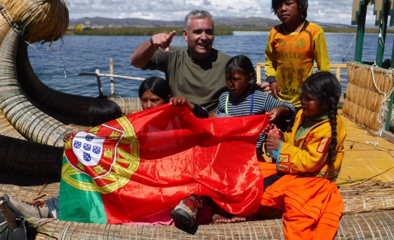 Carlos Sintra junto ao  Titicaca, o lago navegável “mais  alto do mundo"