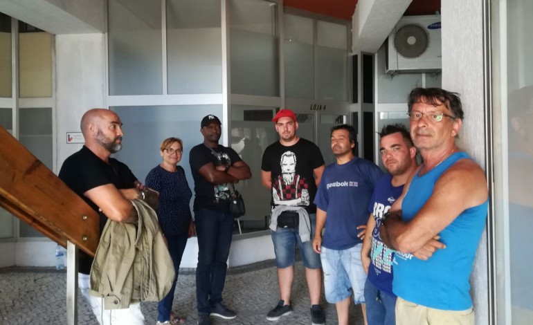 dez-trabalhadores-da-empresa-de-limpezas-beyeva-reclamam-salarios-em-atraso-a-porta-da-firma-10633