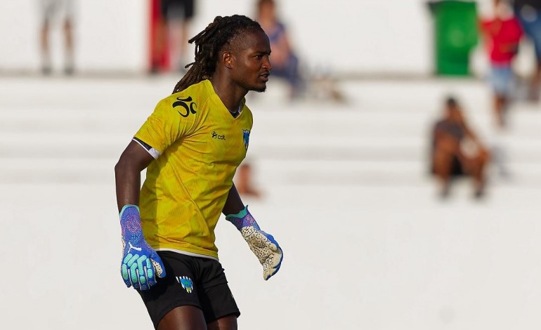 marcou-um-golo-e-no-minuto-final-calcou-as-luvas-para-defender-um-penalti