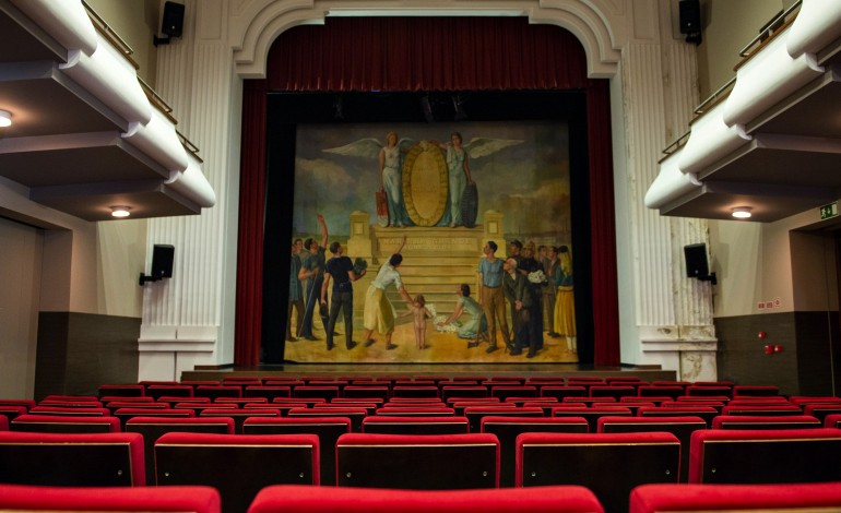 Teatro Stephens, em que se destaca a tela da autoria de Nery Capucho