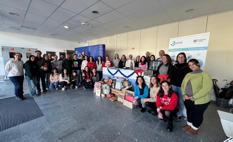 equipa-do-mare-doa-bens-essenciais-materiais-escolares-e-presentes-a-associacao-aconchego