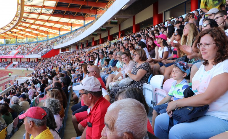 União de Leiria arrancou com festa, apoio de adeptos e um estádio 'renovado'