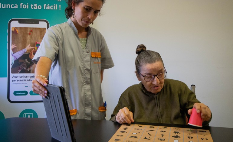 Maria Adelina experimentou pela primeira vez um dos jogos. Blandina envolveu-se e mostrou entusiasmo na sua participação