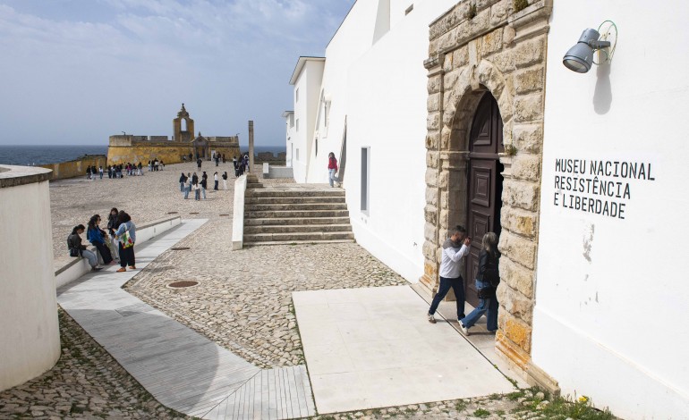 regiao-assinala-25-de-abril-com-dezenas-de-actividades-entre-concertos-homenagens-e-desfile-popular