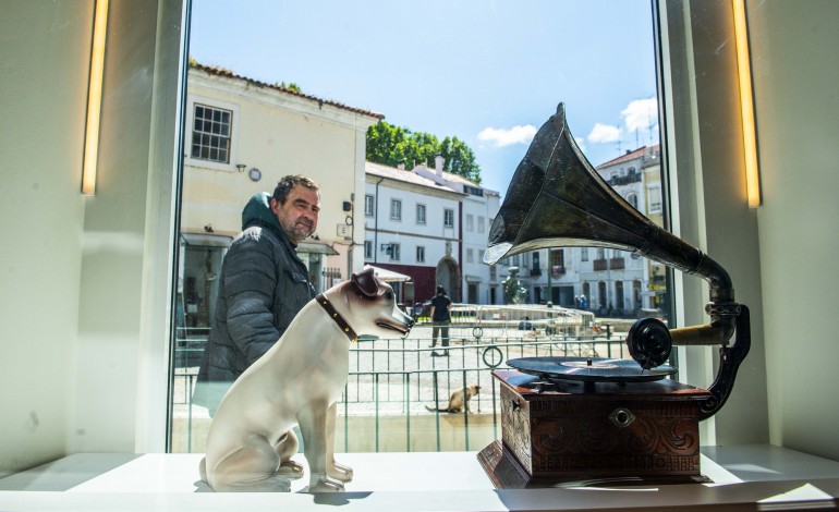 Num projecto com museologia de Alberto Guerreiro, há colaborações de Rui Cruz e Jónatas Lareiro (arquitectura), Miriam Conceição (design), Rui Custódio (montagem) e Isaac Raimundo (investigação)