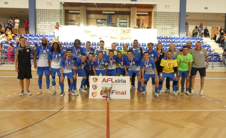 CCRD Burinhosa festejou a conquista da primeira Taça de Honra de futsal masculino