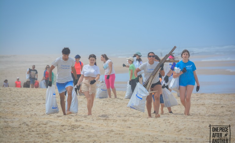 voluntarios-recolhem-110-quilos-de-residuos-na-praia-da-vieira