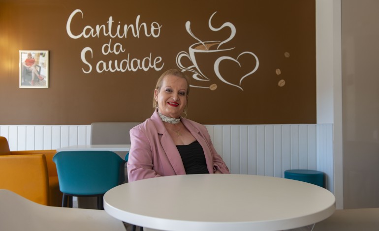Depois de 37 anos em França, Celeste Gameiro abriu um café e creparia na Caranguejeira, Leiria