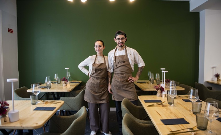 cajo-mesa-a-dois-com-vista-para-a-praca-rodrigues-lobo