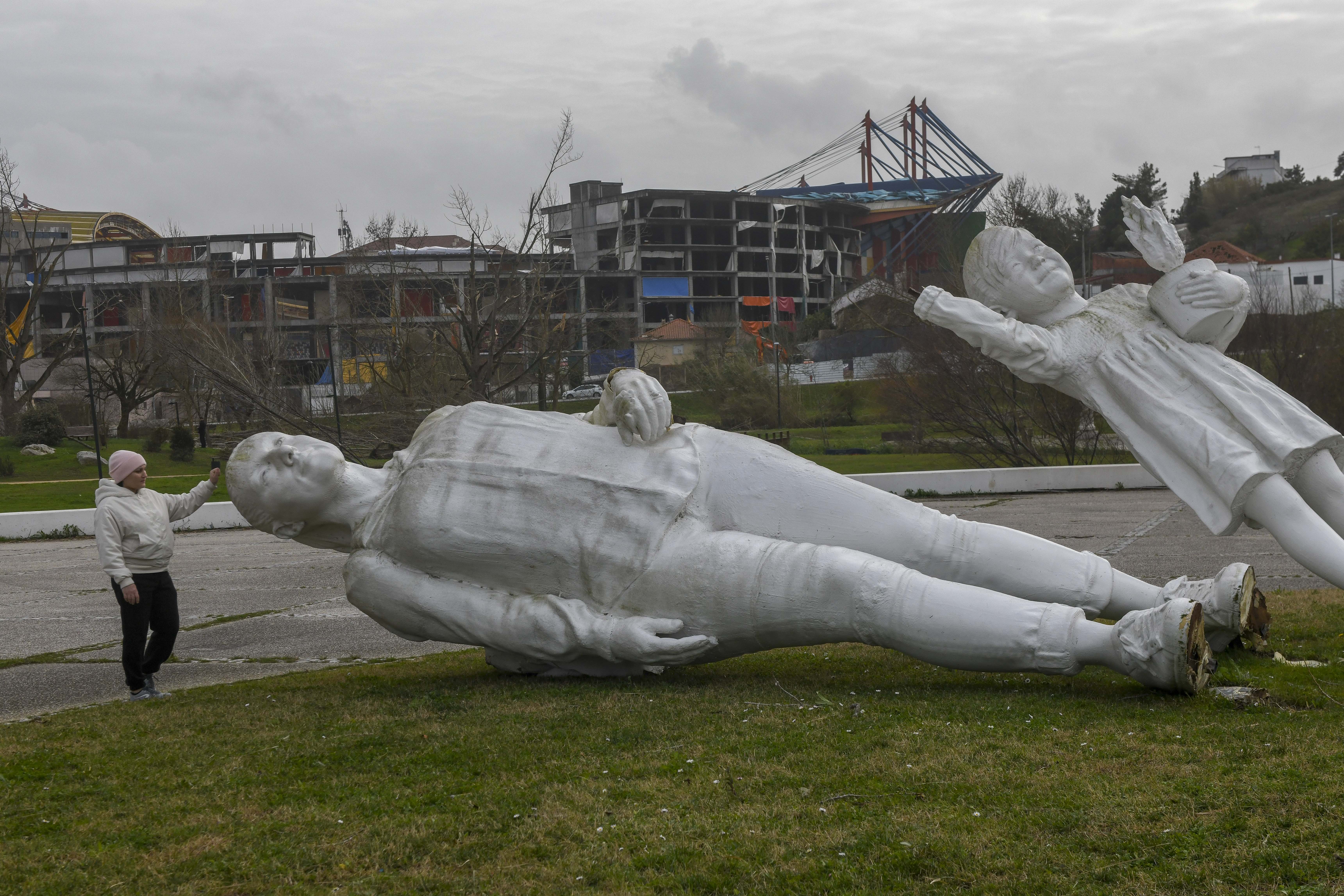 Caos e destruição à passagem da Kristin pela região  Os prejuízos da passagem da depressão Kristin são incalculáveis e a cidade de Leiria poderá demorar um ano a recuperar do “cenário dantesco”, como apelidou Gonçalo Lopes. O presidente da Câmara de Leiria enumerou “danos materiais, sobretudo de fábricas, que ficaram sem coberturas”, “centenas de casas sem coberturas e fachadas, empresas, que tinham acabado de fazer obras e um jardim de infância que desapareceu na Coucinheira, em Amor”. Foram ainda registados estragos nas obras nas escolas D. Dinis e Afonso Lopes Vieira, que têm financiamento do Plano de Recuperação e Resiliência, “onde os andaimes caíram, as coberturas desapareceram e, portanto, em cima de obra” terá de ser realizada nova obra. O terminal rodoviário desabou e terá de mudar de lugar para o estacionamento junto ao Estádio de Leiria, onde também será erguido um centro de logística. Além destes estragos, o autarca sublinhou que a “recuperação da normalidade, irá demorar muitos dias”, advertindo que o “plano de recuperação irá demorar mais de um ano até ser reposta toda a normalidade”.  “Temos de facto um cenário desolador”, desabafou Gonçalo Lopes. Com a voz embargada, Paulo Vicente sublinhou que a Marinha Grande enfrenta um cenário de caos, referindo danos em casas e empresas, encontrando-se sem electricidade, comunicações ou água. “Está um caos, não há memória, nunca houve no concelho da Marinha Grande uma destruição tão grande como esta”, afirmou aos jornalistas, adiantando que “o concelho está isolado do mundo”. “Não temos comunicações, não temos electricidade, não temos água”, acrescentando que os restaurantes e apoios de praia desapareceram na Vieira de Leiria.