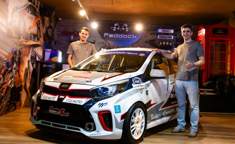 Alexandre Cordeiro (direita) e Ricardo Camarate (esquerda) apresentaram, na terça-feira à noite, o carro com o qual vão competir no troféu da FPAK