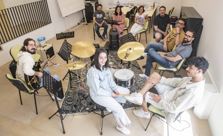 A terminar o segundo ano lectivo, a Escola de Jazz de Leiria promove, este sábado, um dia aberto. Será entre as 15 e as 18 horas, no Centro Cívico da ‘Rua Direita