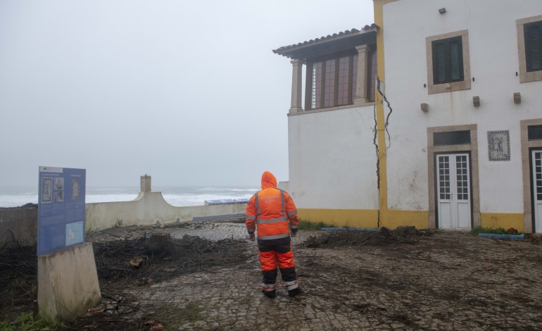 Ontem durante a tarde. As fissuras ameaçam sobretudo a varanda do imóvel