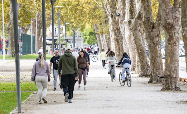 A vida no Parque do Avião acorda a diferentes velocidades, com as famílias a darem lugar aos grupos de desporto colectivo