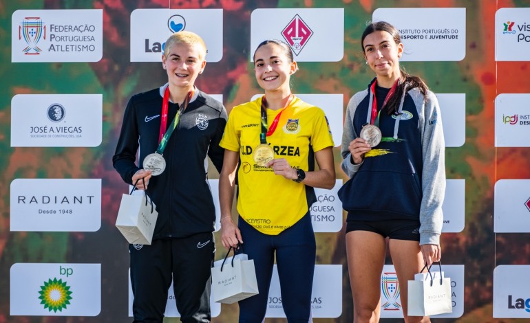 Maria Jesus, à esquerda