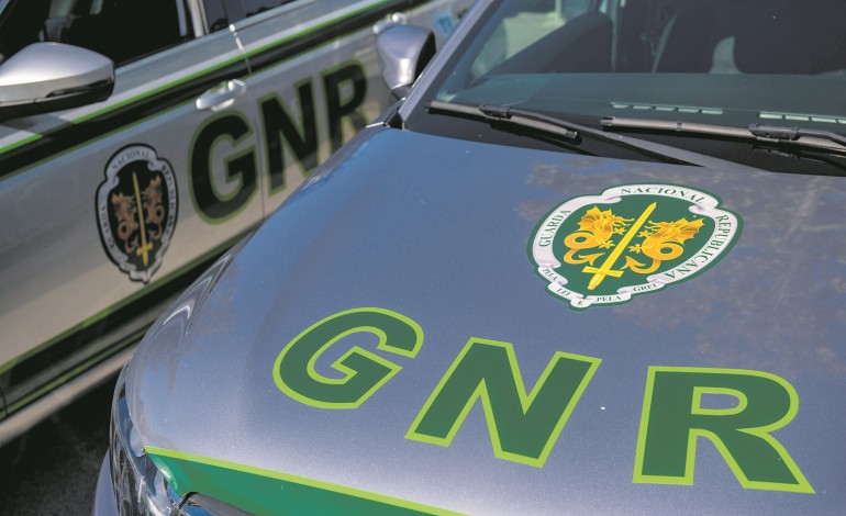 gnr-detem-tres-homens-um-deles-menor-por-furto-e-posse-ilegal-de-arma-na-marinha-grande