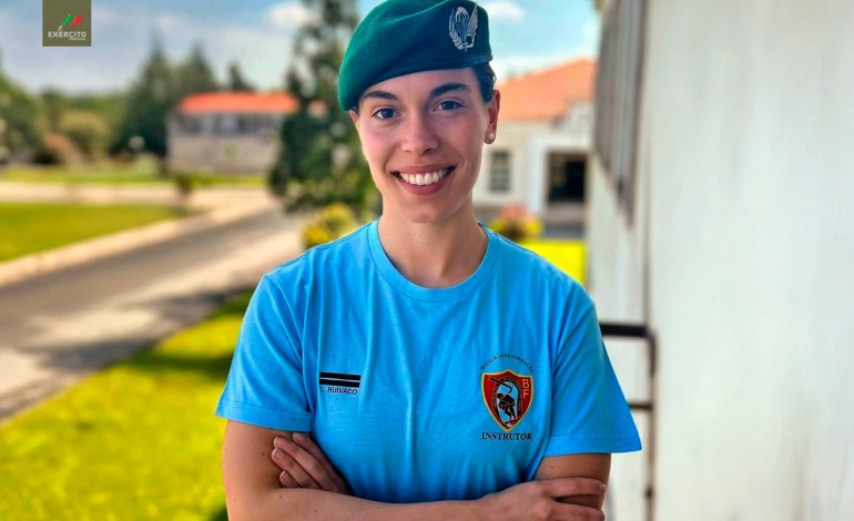 Liane Ruivaco, tenente no Exército, natural de Monte Real