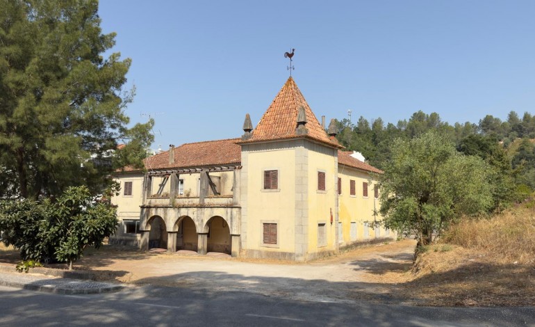 camara-de-ourem-aprova-compra-de-antigo-colegio-fernao-lopes