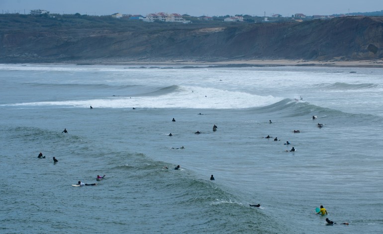 veraneantes-entram-na-onda-e-procuram-cada-vez-mais-os-desportos-nauticos