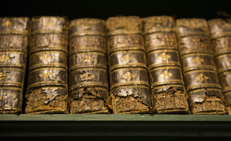 Milhares de volumes estão dispostos como no antigo escritório do poeta