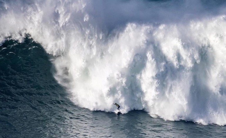Surfista francesa numa das várias ondas gigantes que já surfou na Praia do Norte