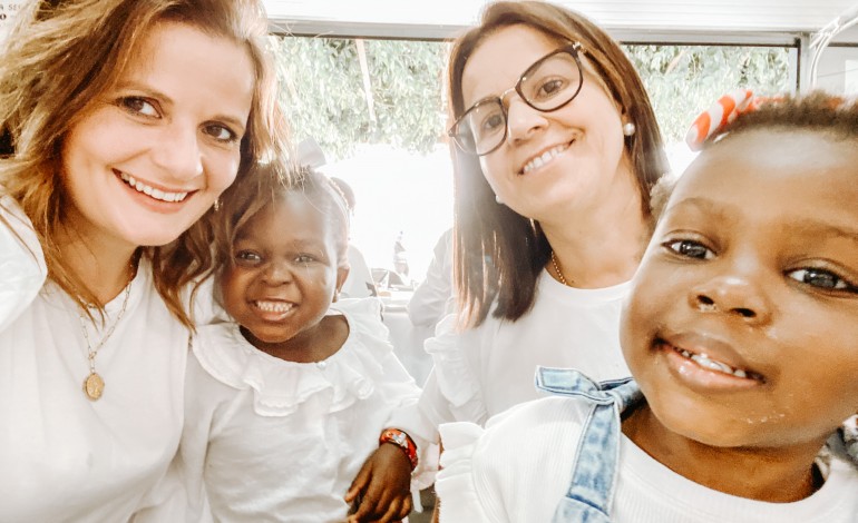 Ana Alves, à esquerda na foto, diz que este “é também um projecto da família”, que a apoia durante o acolhimento