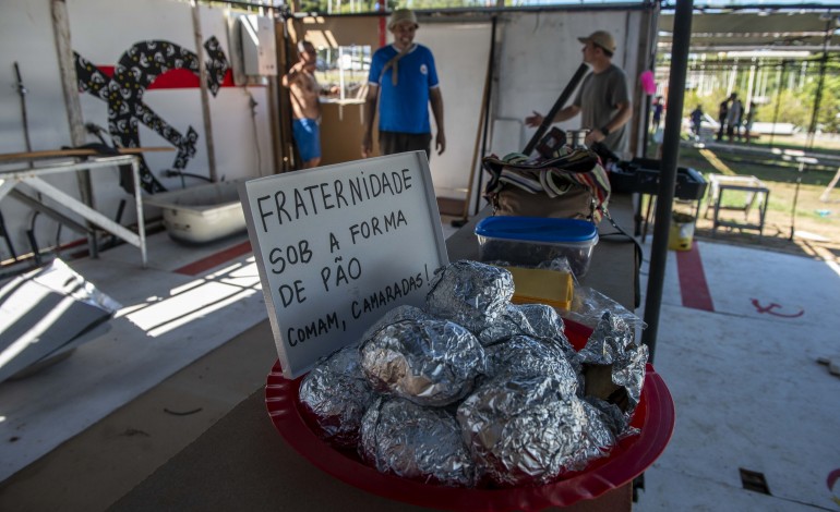 Montagem da Festa do Avante é feita por centenas de voluntários de todo o País