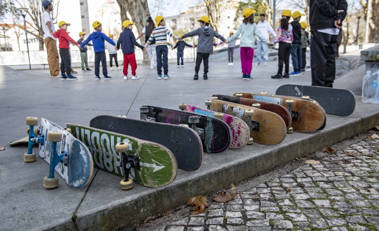 Dezenas de crianças aprenderam as regras básicas do skate e colocaram-nas em prática no Parque do Avião