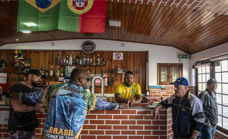 imigrantes-brasileiros-ajudam-a-repovoar-praia-do-pedrogao