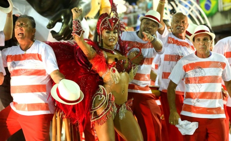 carnaval-de-verao-transforma-praia-do-pedrogao-em-sambodromo-9016