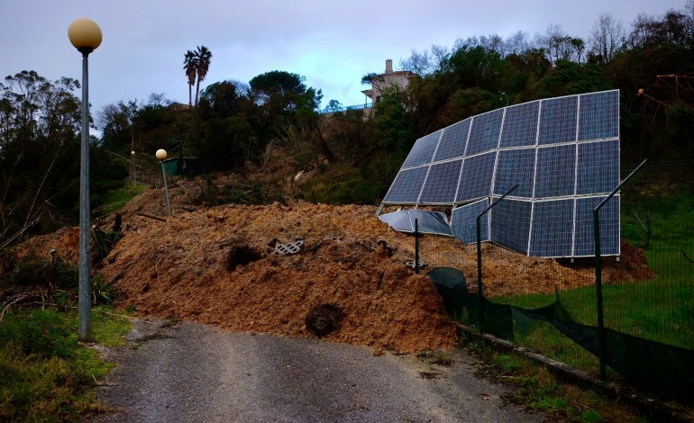deslizamento-de-terras-em-sao-romao-obriga-a-retirada-de-13-pessoas-de-suas-casas