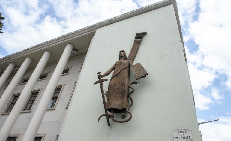 professor-de-leiria-suspeito-de-25-crimes-de-abuso-sexual-praticados-em-casa