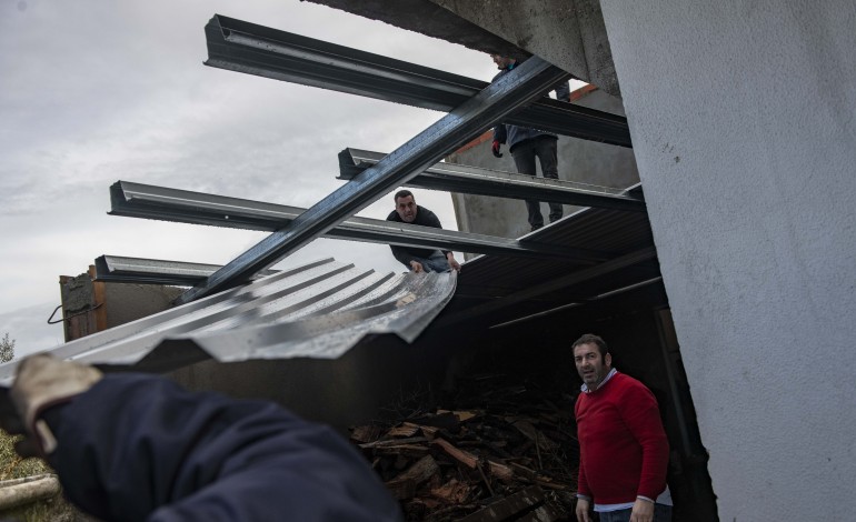 Em Casal Pinheiro, Bruno Silva ultima a reparação da unidade de produção de enchidos da família