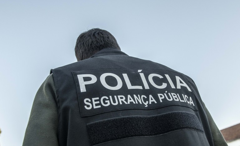 jovem-agride-violentamente-policias-no-shoping-de-leiria-e-acaba-na-psiquiatria