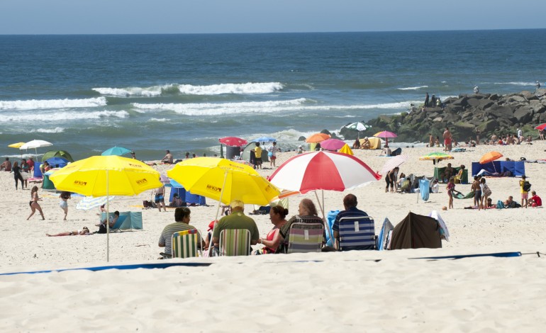 contaminacao-microbiologica-interdita-banhos-na-praia-da-vieira