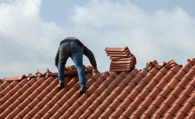 homem-de-73-anos-morreu-ao-cair-de-telhado-que-reparava-na-batalha