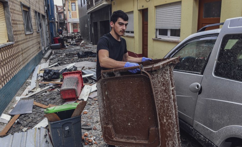 espaco-cidadao-movel-ajuda-municipes-da-marinha-grande-a-preencher-formularios-de-apoio